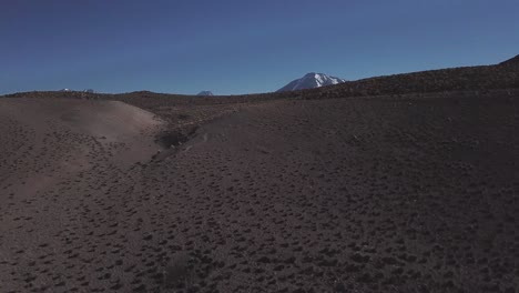 Drohnenaufnahme-Zeigt-Den-Wunderschönen-Vulkansee-Miscanti,-Vulkanberge-In-Der-Region-Antofagasta-Im-Norden-Chiles,-Bolivien