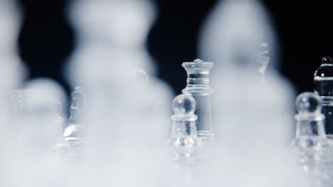 Ein-Prächtiges-Schachbrett-Mit-Zwei-Verschiedenen-Kompletten-Schachfigurensätzen-Aus-Glas-Auf-Einer-Rotierenden-Oberfläche,-Das-Beide-Kampfbereiten-Fraktionen-Zeigt