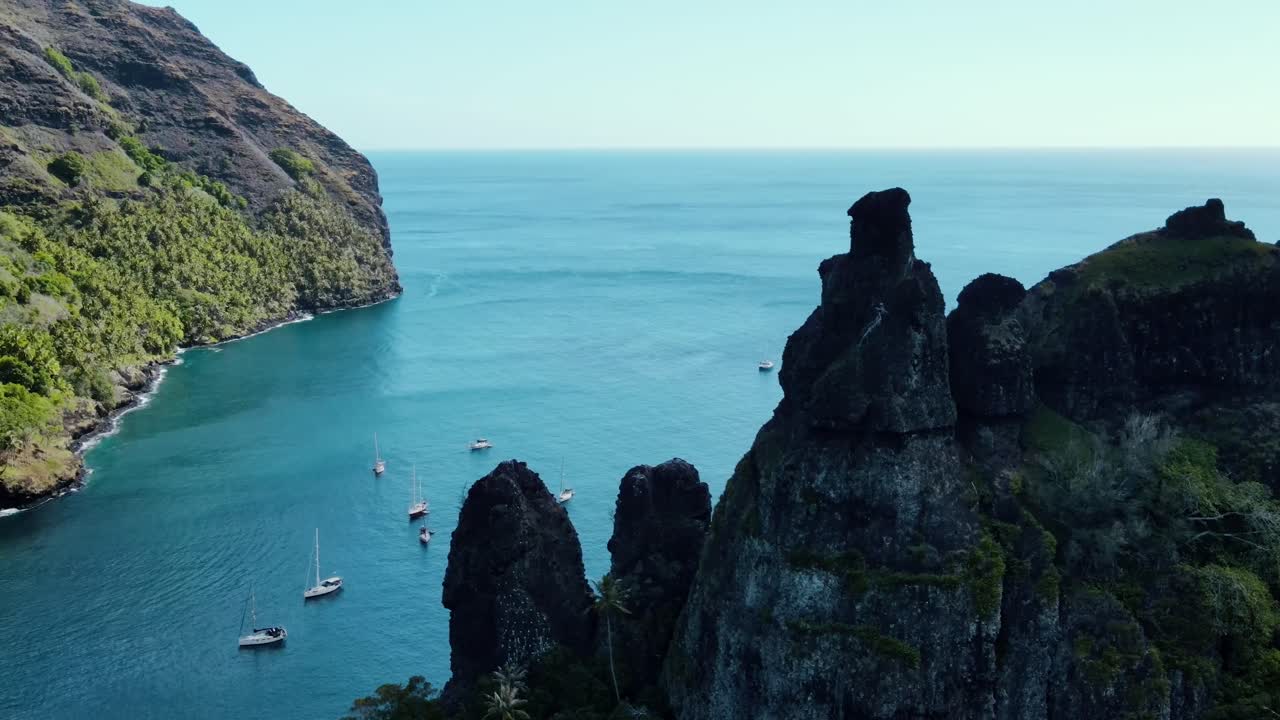 vista de la bahía de las vírgenes desde detrás de las montañas en fatu hiva islas marquesas polinesia francesa en el océano pacífico sur