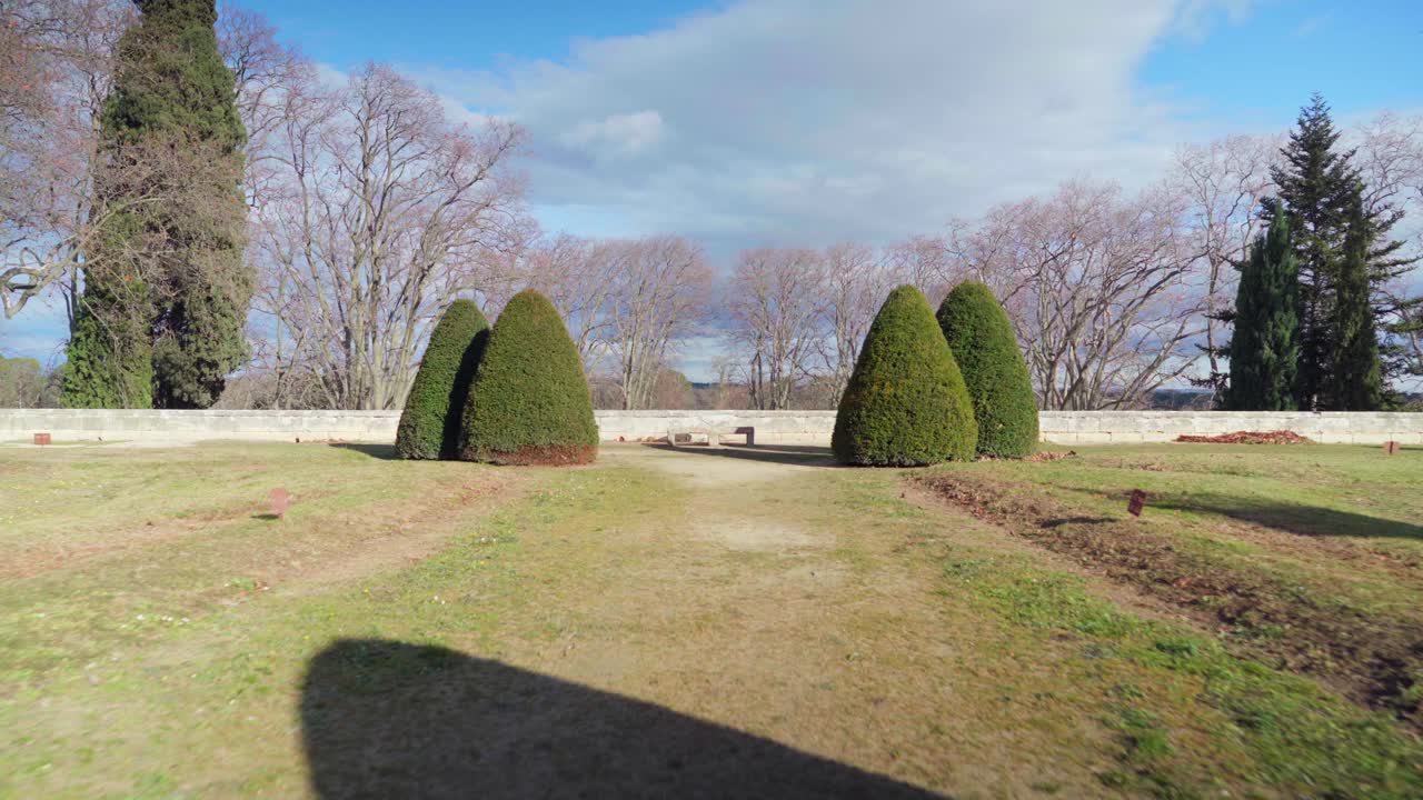 프랑스의 빈 관광 성, 성 정원의 전망, 화창한 날 covid-19 대유행 봉쇄 기간 동안 버려진