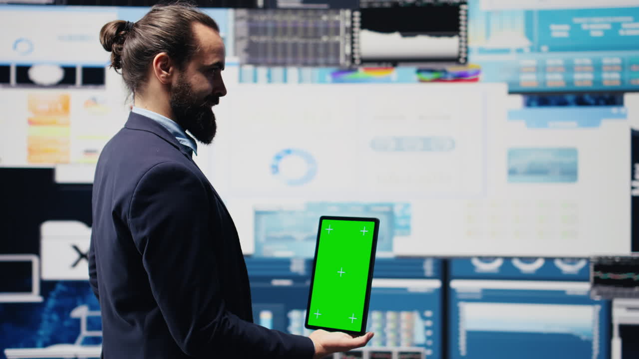 Imprenditore che utilizza uno schermo mockup isolato per un'analisi digitale