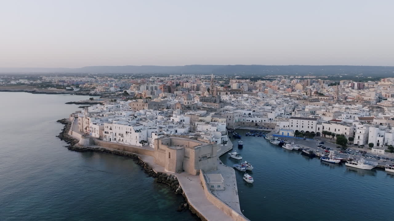 Ilmakuvaa Monopolin kaupungista, Italiasta aamuvalossa ja venesatamasta Välimerellä.