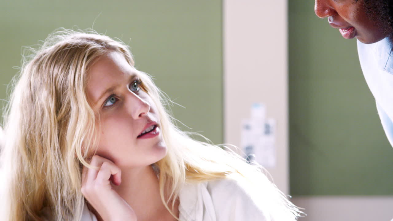 고등학교 교사 가 여자 학생 에게 책상 에서 1 대 1 의 수업 을 주고 있다