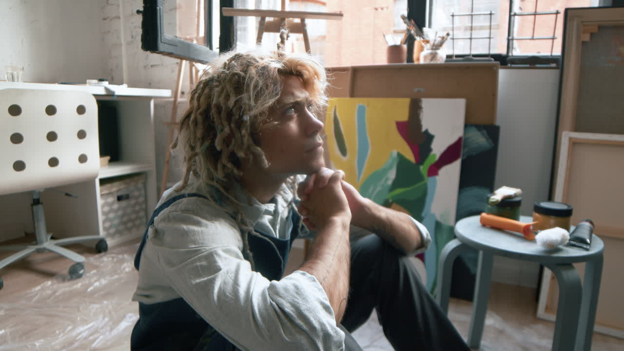 그림 앞에 앉아 있는 예술가