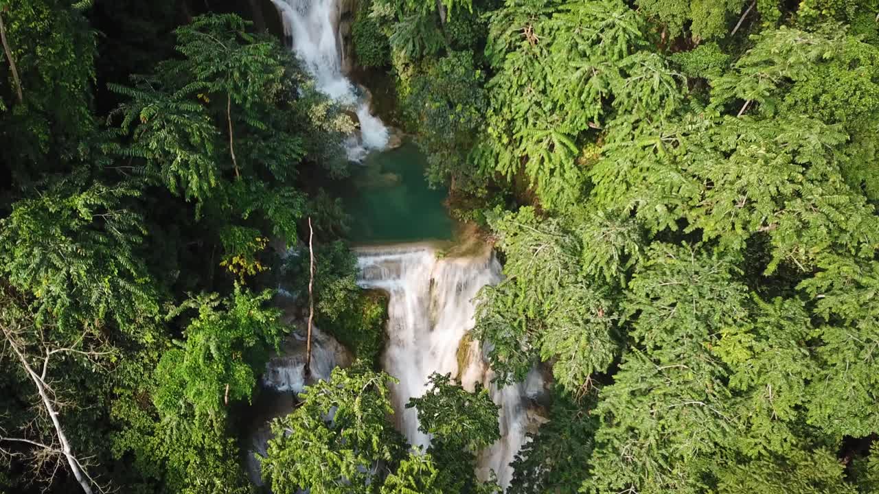 Stupende cascate a cascata e piscine naturali nella natura selvaggia della foresta pluviale del Laos