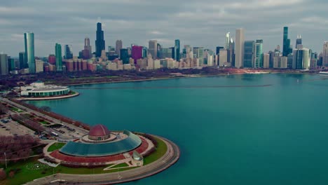 Vista-Panorámica-Del-Planetario-Adler-Con-El-Horizonte-De-Chicago-Al-Fondo.