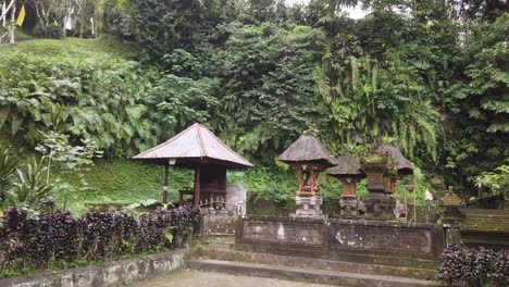 antiguo templo hindú original de bali arquitectura compuesta en el bosque de la selva, edificios tradicionales de piedra, balinés pura mengening, tampaksiring, indonesia