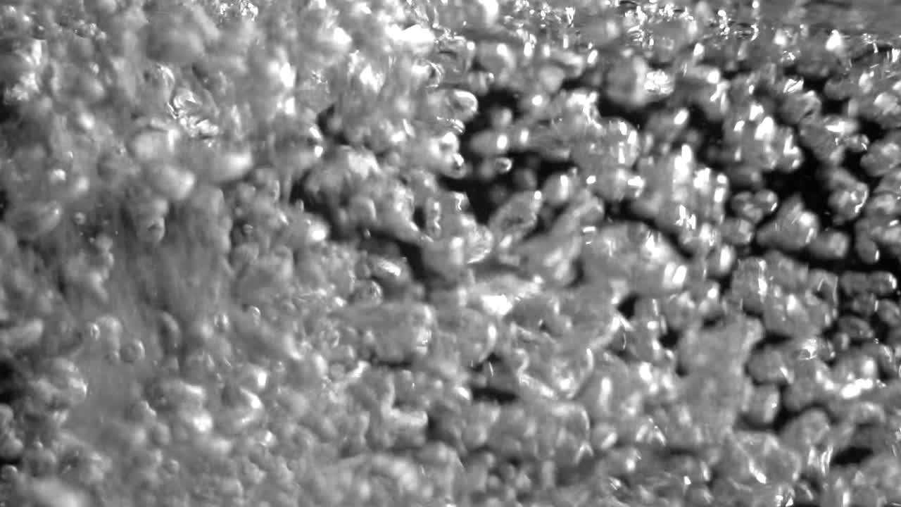 신선한 마실 수 있는 물이 검은 바탕에 찍혔습니다.