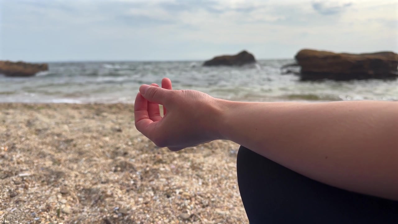 Persona che Medita in Posizione del Loto su una Spiaggia Sabbiosa