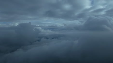 pov volando a través de un dramático cielo tormentoso un montón de nubes a velocidad supersónica