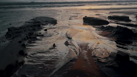 Sonnenaufgangsreflexionen-Auf-Der-Pfütze-Bei-Ebbe-Am-Meeresufer-In-Guanacaste,-Costa-Rica