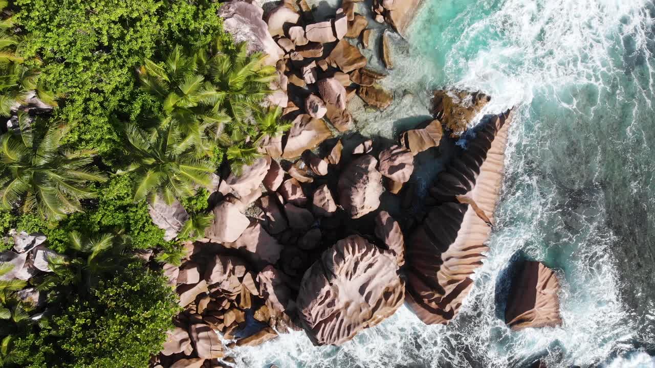 Pemandangan udara pantai-pantai berpasir putih dan air pirus di Anse Coco, Petit Anse, dan Grand Anse di La Digue, sebuah pulau di Seychelles