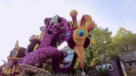 weird-bird-float-Bloemencorso-flower-parade-in-Valkenswaard