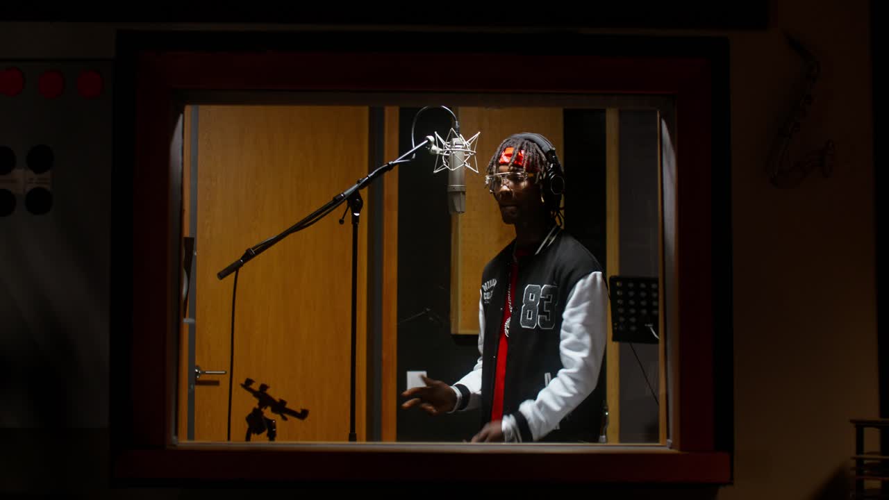 스튜디오에서 녹음하는 음악가