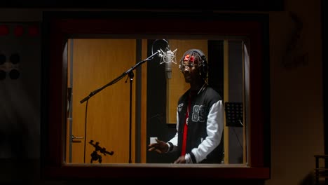 músico grabando en estudio
