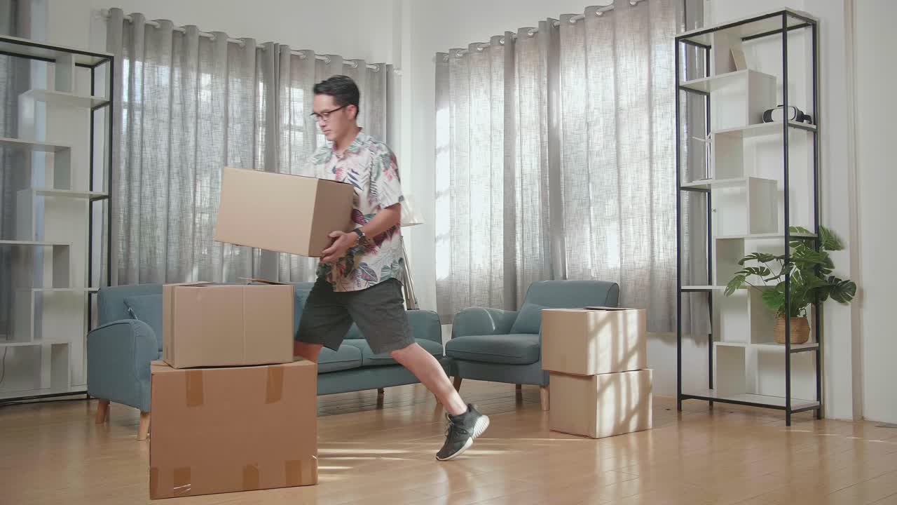 hombre feliz mudándose a un nuevo hogar