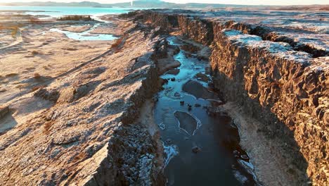 rivière dans la faille du parc national de thingvellir au lever du soleil - vue aérienne du sud de l'islande, cercle doré