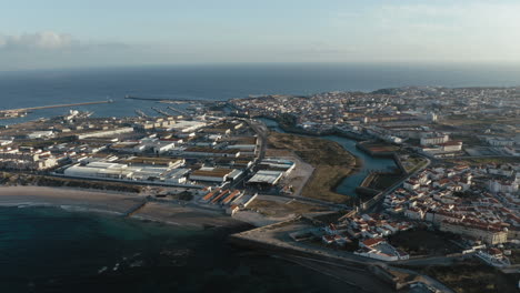 Mapa-Fotográfico-De-La-Vista-Aérea-De-La-Península-De-Peniche-Cerca-De-La-Luz-Del-Atardecer