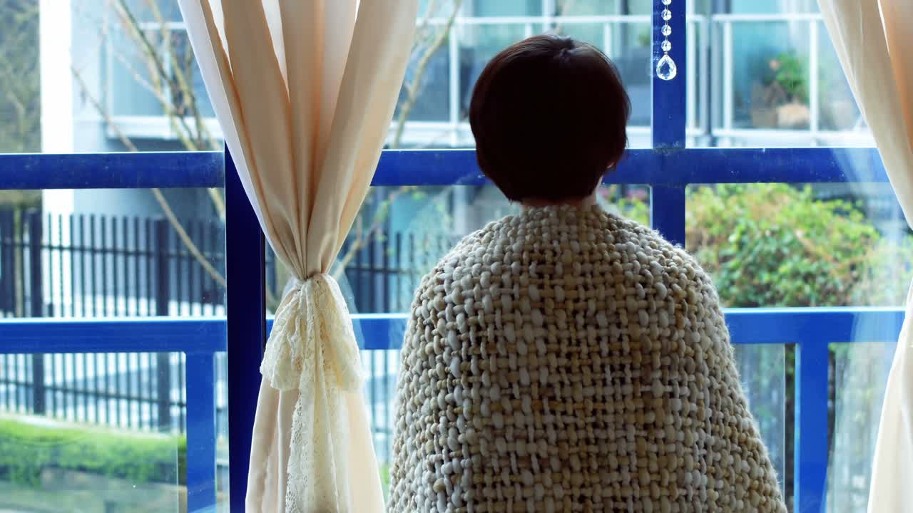 창문 을 통해 바라보는 여자 의 뒷면