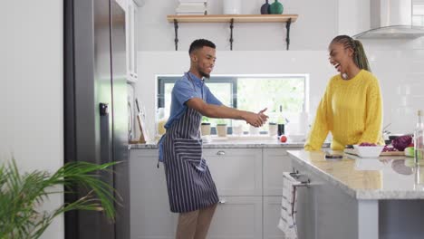 Feliz-Pareja-Afroamericana-Bailando-En-La-Cocina