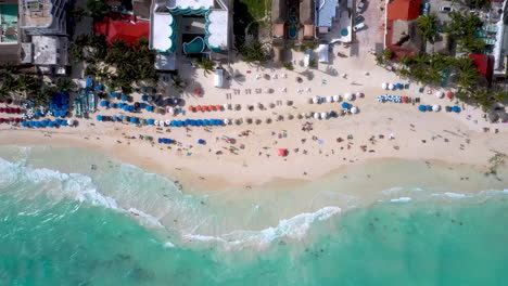 Filmische-Drohnenaufnahme-Nach-Unten-Von-Menschen-Am-Strand-In-Playa-Del-Carmen,-Mexiko,-Die-Aufsteigen-Und-Den-Ozean-Und-Die-Resorts-Enthüllen