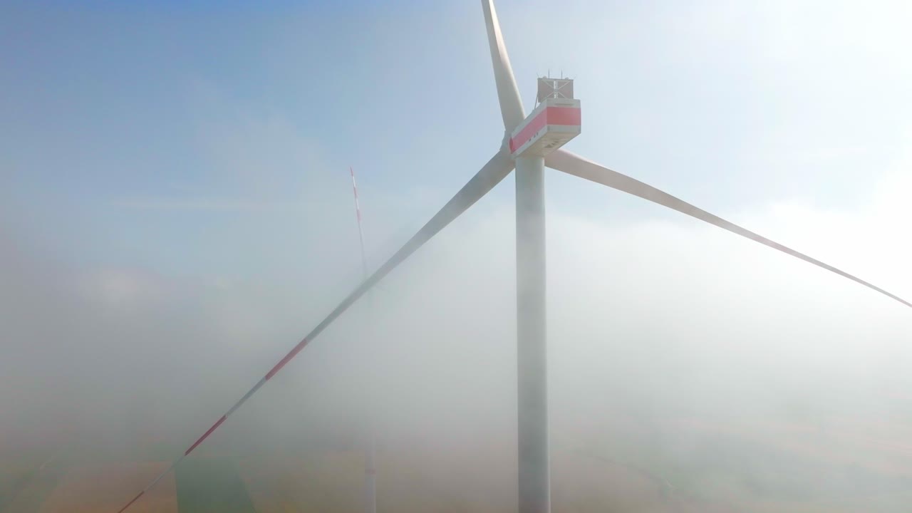 오스트리아의 weinviertel의 안개가 많은 시골  ⁇  위의 풍력 터빈 - 공중, 클로즈업