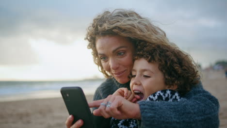 Nahaufnahme-Einer-Familie,-Die-Ein-Selfie-Am-Bewölkten-Strand-Macht.-Schöne-Junge-Mutter-Umarmt-Sohn