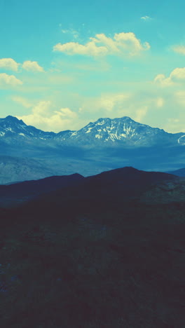 cordillera con picos cubiertos de nieve