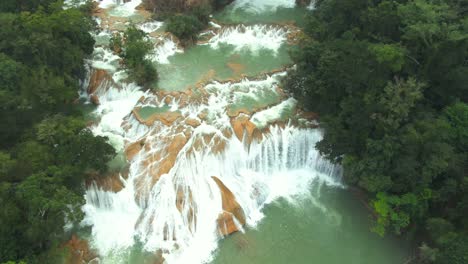 Vista-Aérea-De-Las-Majestuosas-Cascadas-Turquesas-En-Agua-Azul-Chiapas