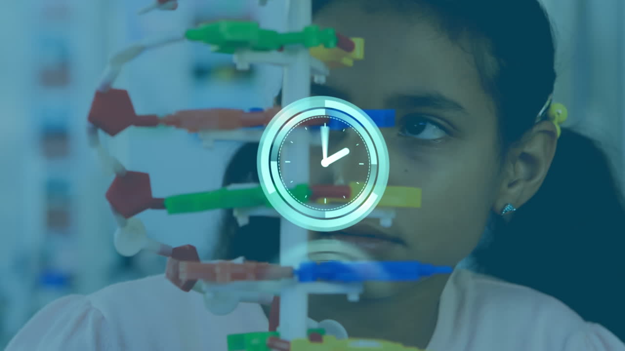 animación de reloj digital sobre chica biracial girando y mirando el modelo de hélice de adn