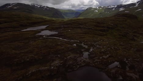 Luftaufnahme-Eines-Gebirgspasses-In-Norwegen