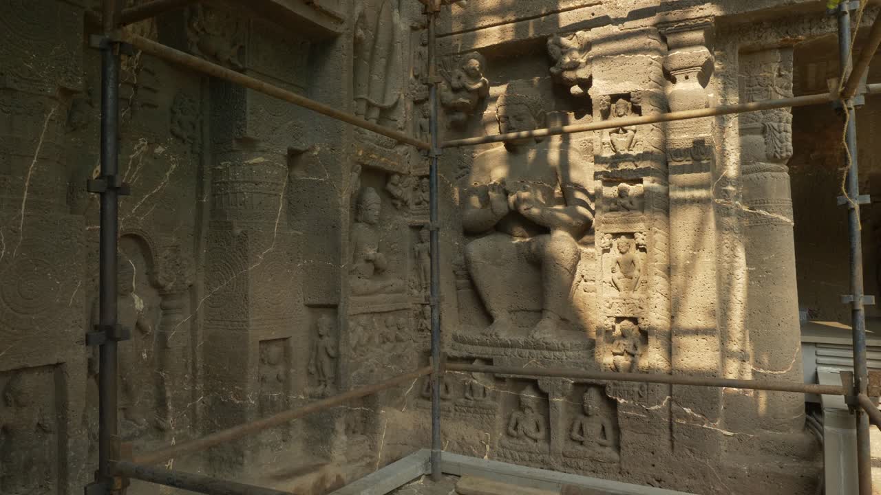 esculturas talladas en roca del antiguo arte indio de buda en las cuevas de ajanta, maharashtra, india