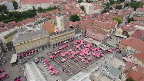 Vista-Aérea-De-La-Plaza-Del-Mercado-De-Dolac-Llena-De-Sombrillas-Rojas-En-Zagreb