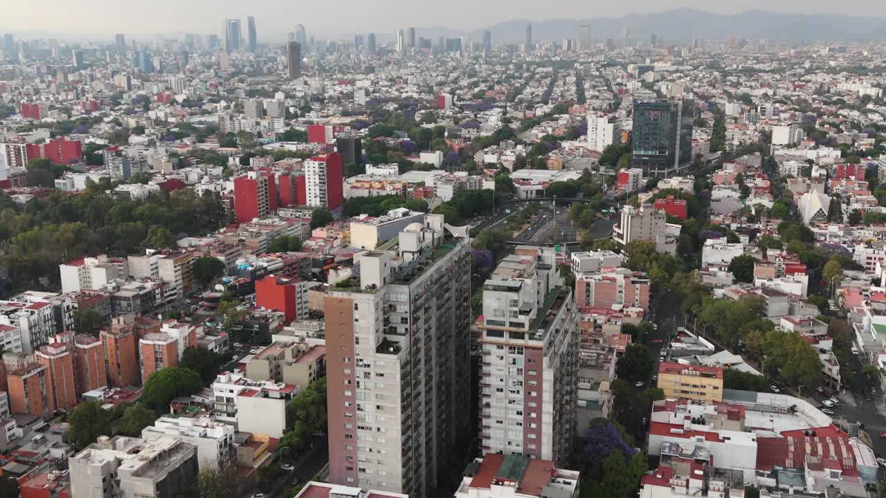 Colonia del Valle, CDMX'te bulutlu bir öğleden sonra, drone'dan görünüm