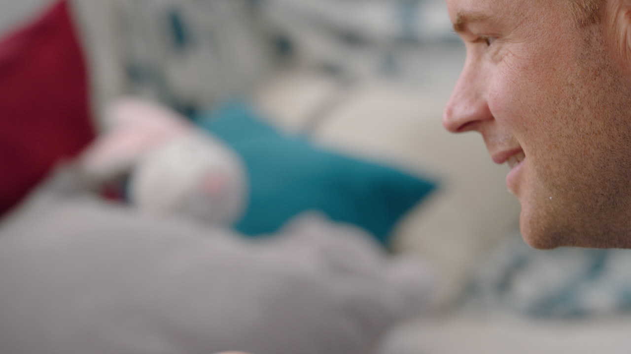 una niña feliz jugando con su padre un niño divertido susurrando secretos divirtiéndose disfrutando de un juego lúdico con su padre 4k