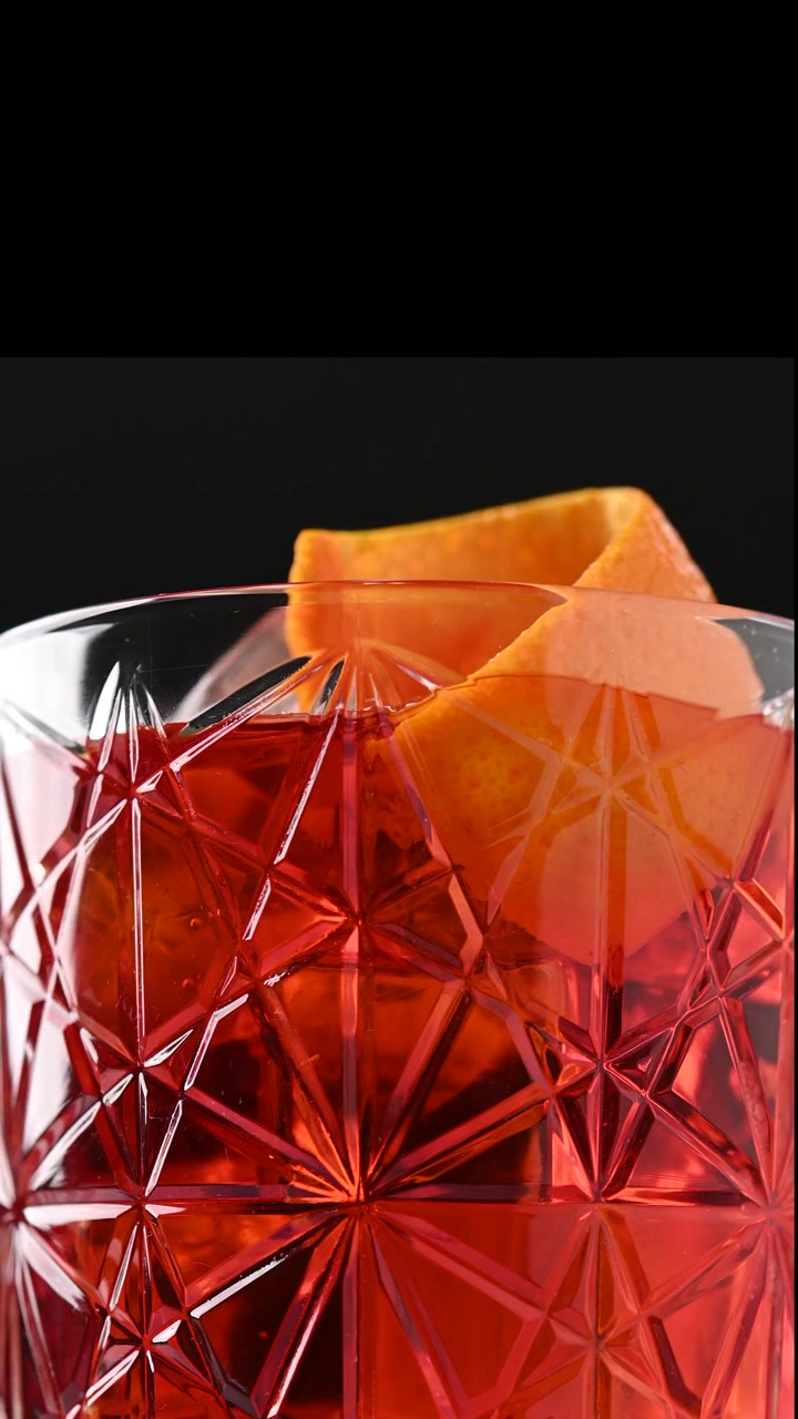 Cocktail americano guarnito con arance twist