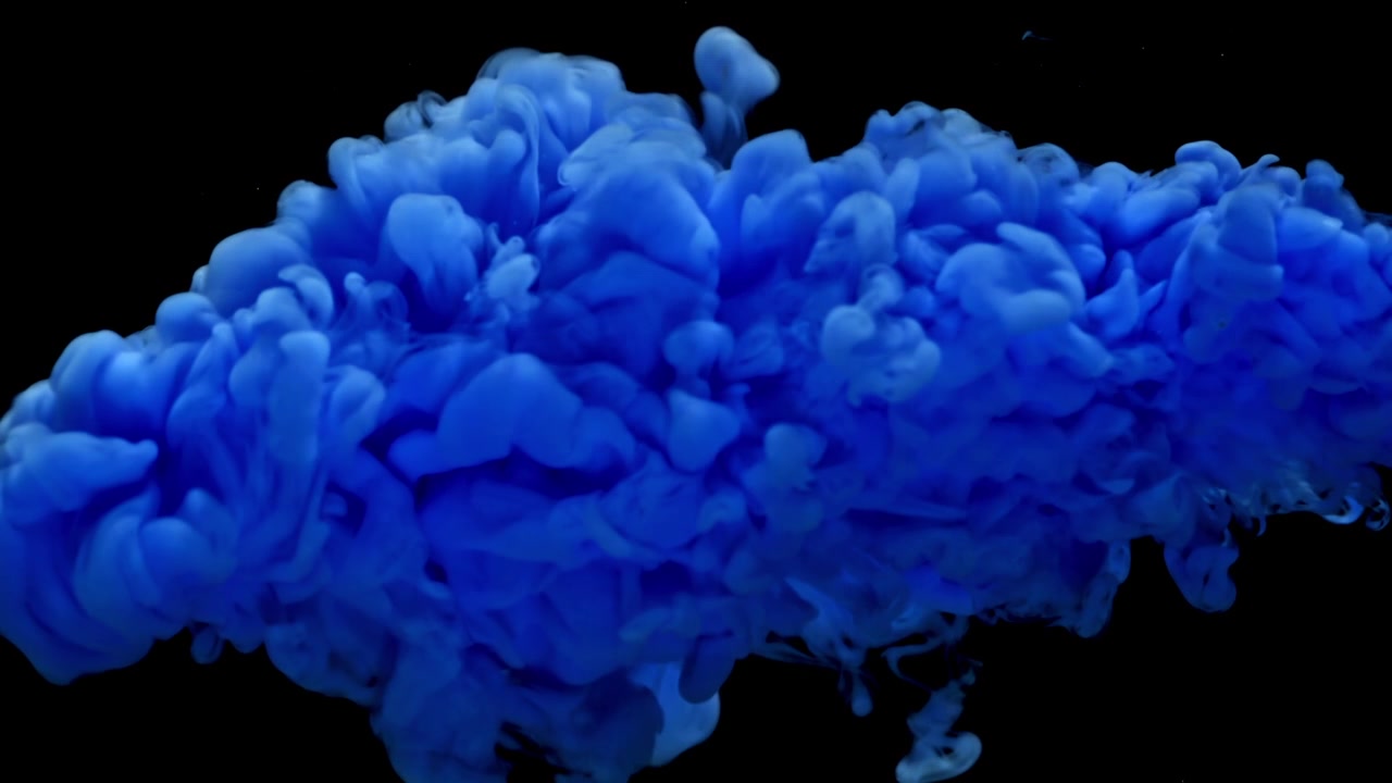 Inchiostro blu vibrante che si avvolge e si diffonde in acqua scura