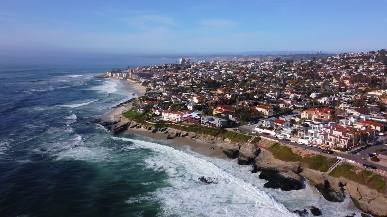 Windansea, playa La Jolla, San Diego. Vista con dron de barrio residencial junto a aguas costeras con marea en un día soleado y despejado. Inmobiliaria de lujo frente al mar. Vista hacia el norte en dirección a Los Ángeles.