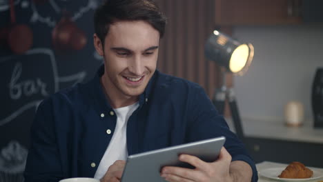 un hombre de negocios alegre celebrando