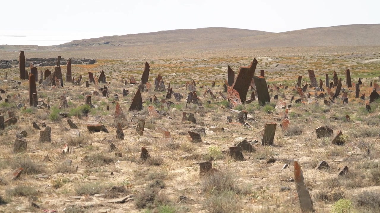 Anciennes pierres tombales en pierre dans un cimetière désertique