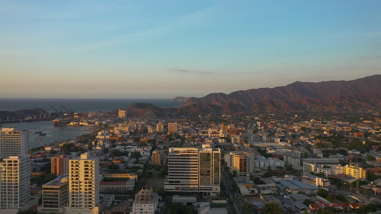 vista de drones de la ciudad en el océano en américa del sur