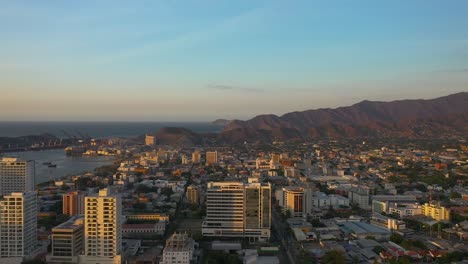 Vista-De-Drones-De-La-Ciudad-En-El-Océano-En-América-Del-Sur