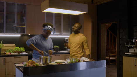 pareja hablando en la cocina