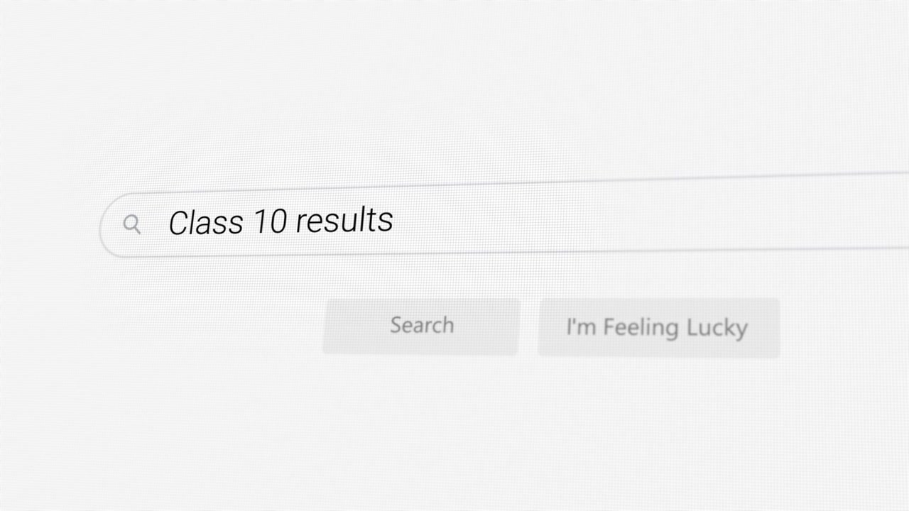 Søger efter resultater fra 10. klasse på internetbrowser
