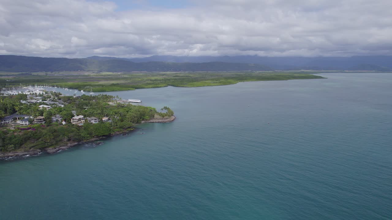호주 퀸즐랜드주 포트 더글라스에 있는 4마일 해변 해안에 있는 구조물의 공중 드론 보기