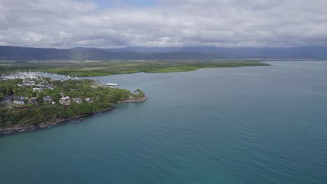 vista aérea de drones de estructuras en la orilla de la playa de cuatro millas en port douglas, queensland, australia