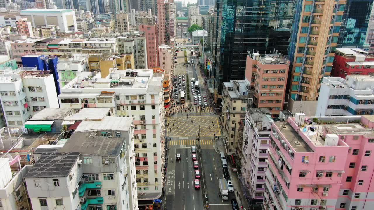 edificios del centro de hong kong, paso de peatones y tráfico, vista aérea a gran altura