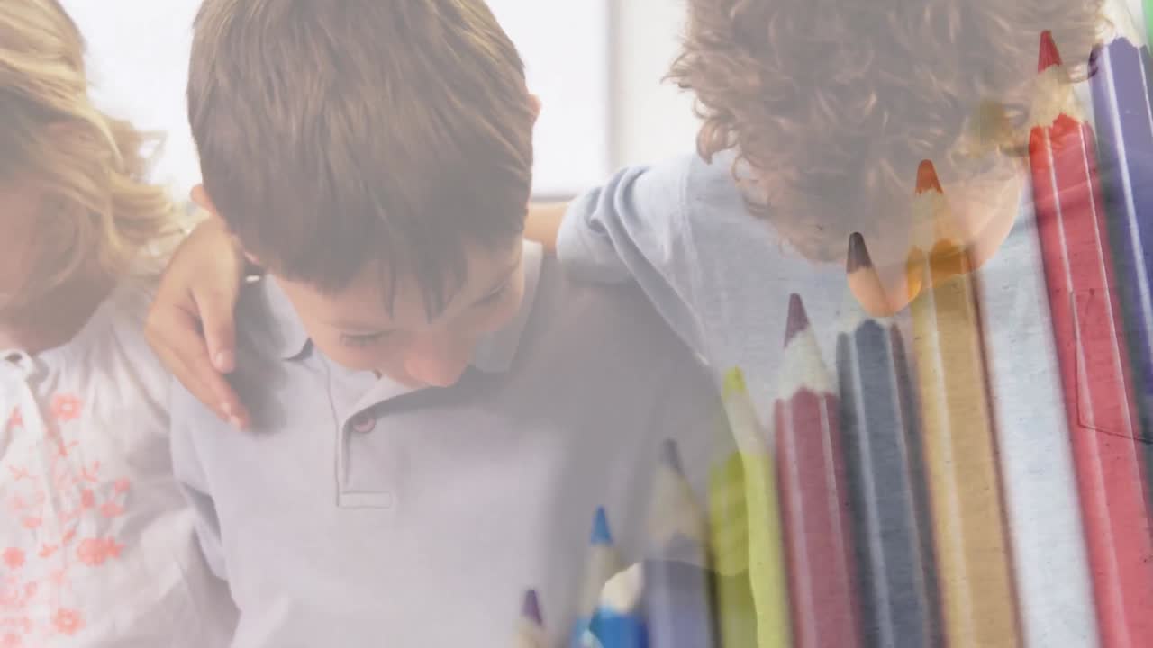 animación de lápices de colores sobre varios niños y niñas en la escuela