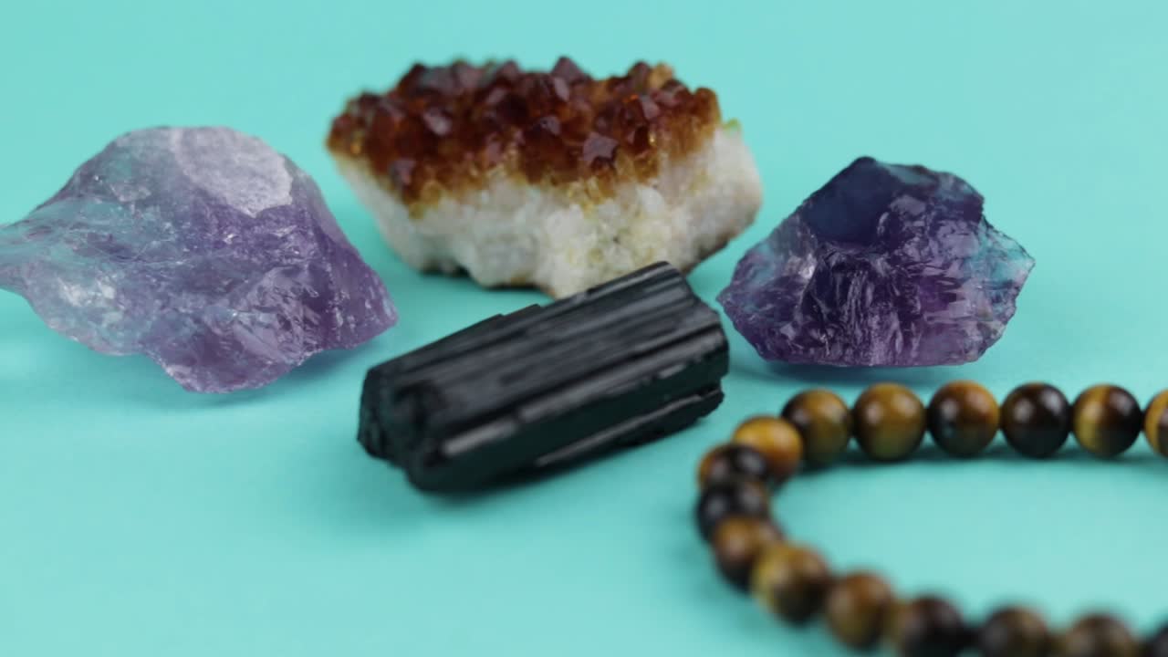 набор целебных кристаллов на светло-голубом фоне