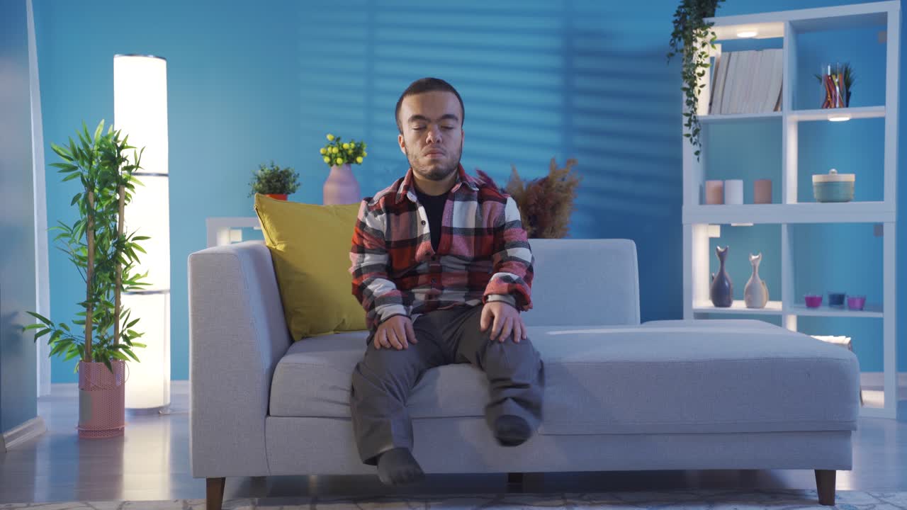 um jovem com nanismo está infeliz e exausto a chorar em casa.